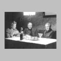 028-0129 Familie Hermann Schweichler in Gross Keylau ca. 1940. V. l. Christel Schweichler, geb. am 08.01.1924, Hermann Schweichler und Ehefrau Helene.jpg